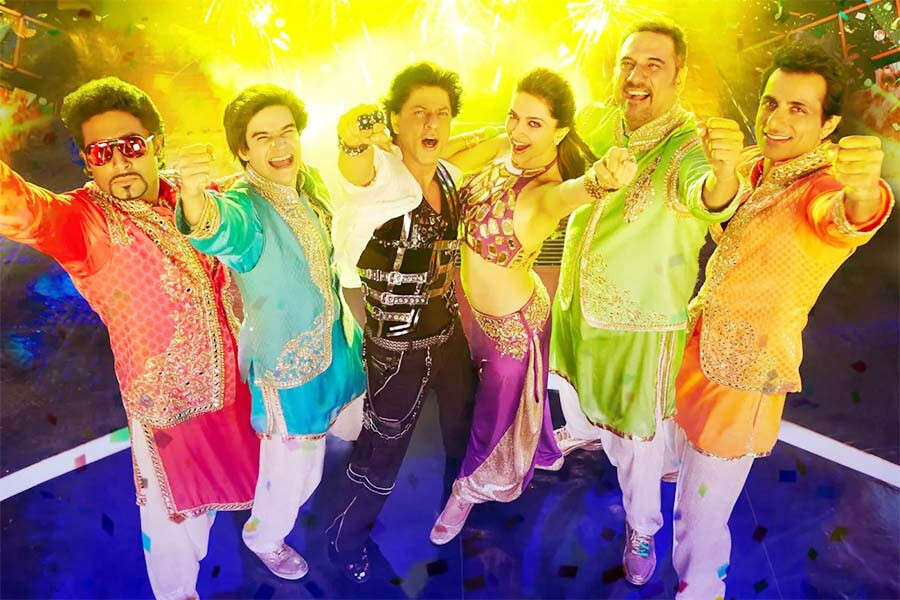 boman-irani-on-the-poster-of-happy-new-year Boman Irani on the poster of Happy New Year