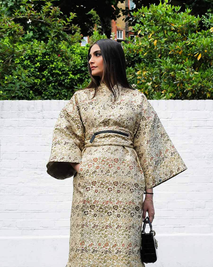 sonam-kapoor-recently-visited-the-serpentine-gallery Sonam Kapoor recently visited the Serpentine Gallery