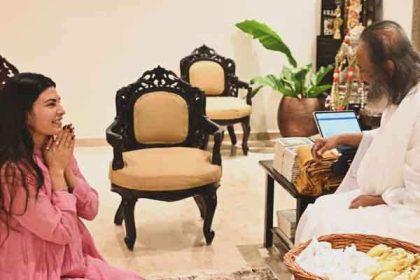 Jacqueliene Fernandez Finds Peace At Sri Sri Ravi Shankar’s Ashram
