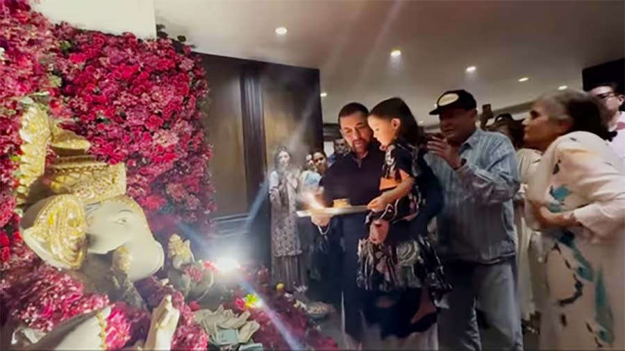 5uniqueganeshchaturthitraditionsofbollywoodcelebs21756214355 5 unique Ganesh Chaturthi traditions of Bollywood celebs